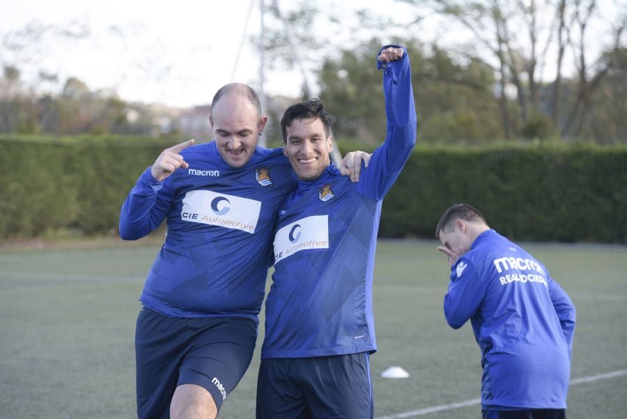 El equipo de la Real de la Liga Genuine lucen la equipación durante los entrenamientos. El buen humor y las ganas también acompañan a los jugadores. 