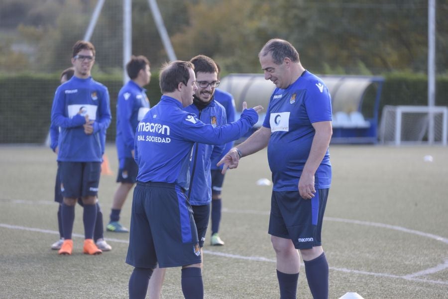 El equipo de la Real de la Liga Genuine lucen la equipación durante los entrenamientos. El buen humor y las ganas también acompañan a los jugadores. 