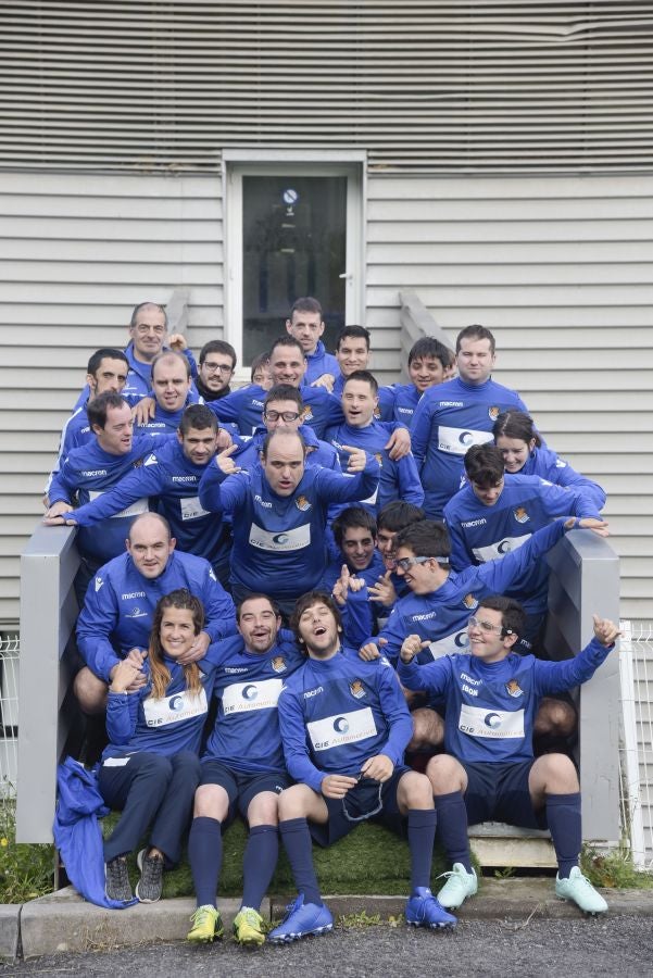 El equipo de la Real de la Liga Genuine lucen la equipación durante los entrenamientos. El buen humor y las ganas también acompañan a los jugadores. 