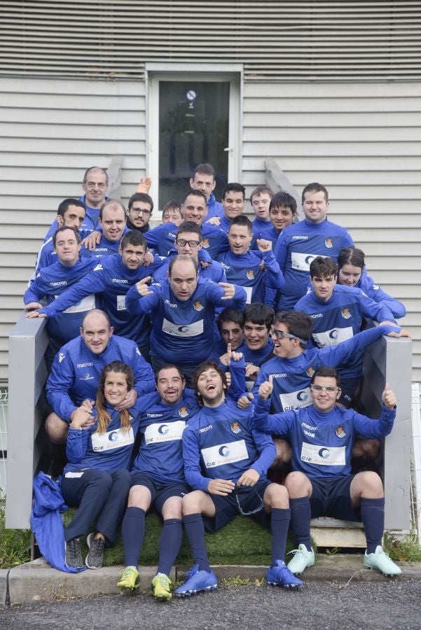 El equipo de la Real de la Liga Genuine lucen la equipación durante los entrenamientos. El buen humor y las ganas también acompañan a los jugadores. 