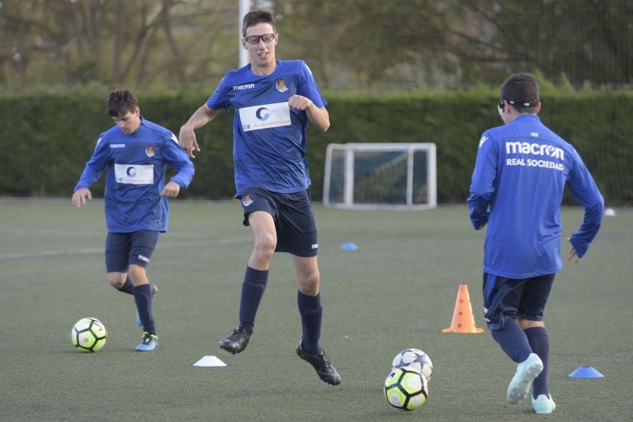 El equipo de la Real de la Liga Genuine lucen la equipación durante los entrenamientos. El buen humor y las ganas también acompañan a los jugadores. 