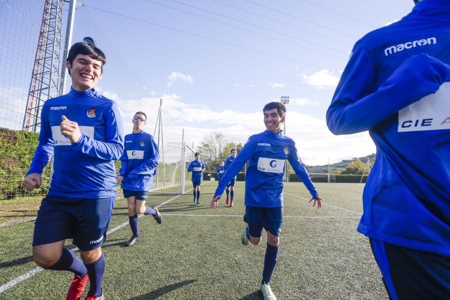 El equipo de la Real de la Liga Genuine lucen la equipación durante los entrenamientos. El buen humor y las ganas también acompañan a los jugadores. 
