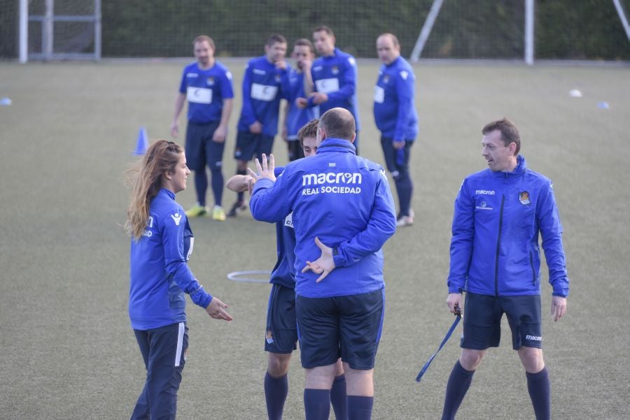 El equipo de la Real de la Liga Genuine lucen la equipación durante los entrenamientos. El buen humor y las ganas también acompañan a los jugadores. 