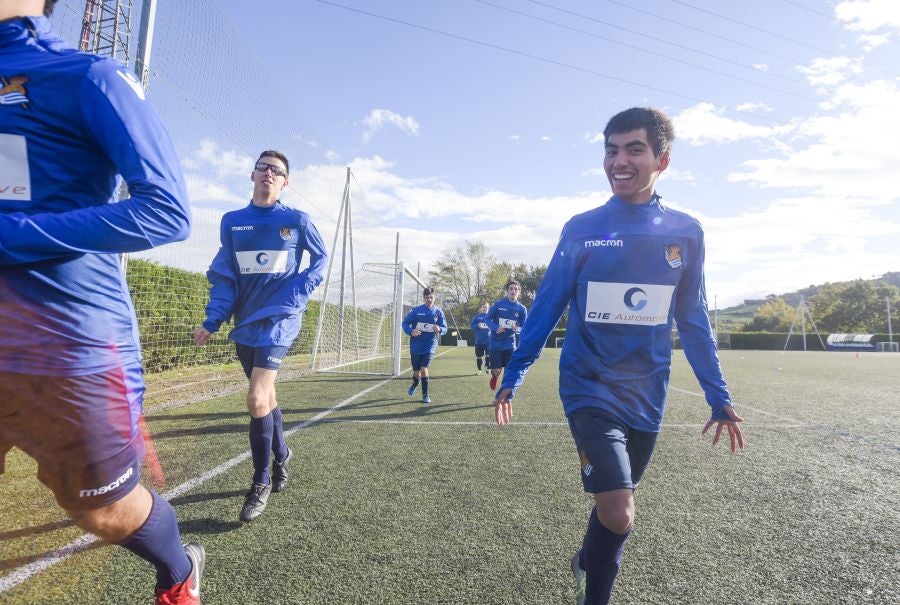 El equipo de la Real de la Liga Genuine lucen la equipación durante los entrenamientos. El buen humor y las ganas también acompañan a los jugadores. 