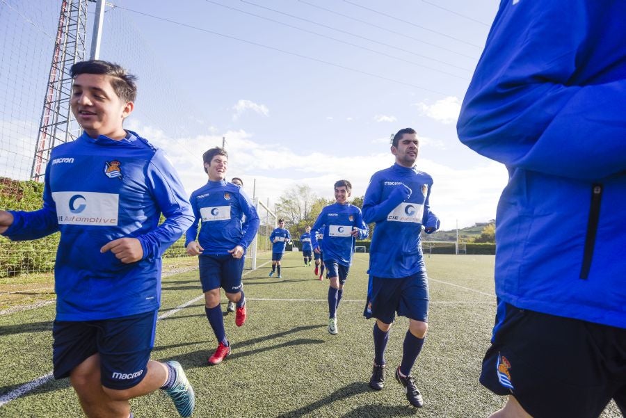 El equipo de la Real de la Liga Genuine lucen la equipación durante los entrenamientos. El buen humor y las ganas también acompañan a los jugadores. 