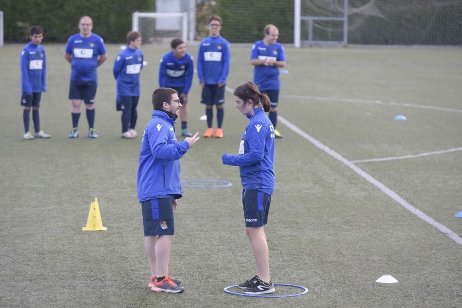 El equipo de la Real de la Liga Genuine lucen la equipación durante los entrenamientos. El buen humor y las ganas también acompañan a los jugadores. 