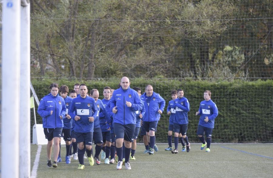 El equipo de la Real de la Liga Genuine lucen la equipación durante los entrenamientos. El buen humor y las ganas también acompañan a los jugadores. 
