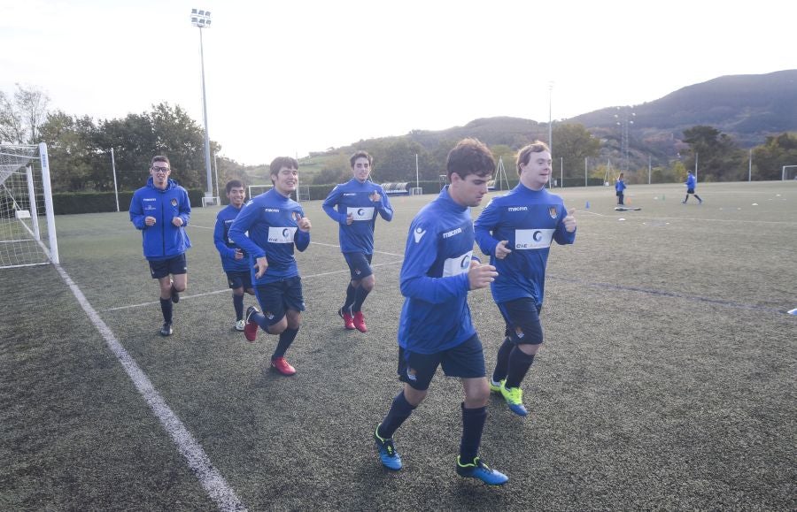 El equipo de la Real de la Liga Genuine lucen la equipación durante los entrenamientos. El buen humor y las ganas también acompañan a los jugadores. 