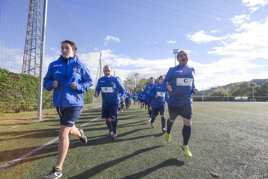 El equipo de la Real de la Liga Genuine lucen la equipación durante los entrenamientos. El buen humor y las ganas también acompañan a los jugadores. 