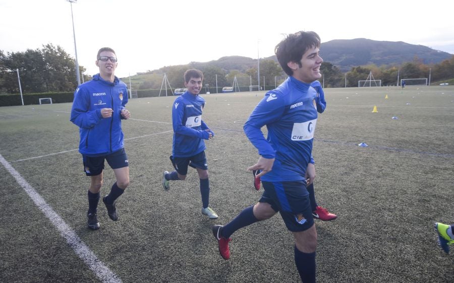 El equipo de la Real de la Liga Genuine lucen la equipación durante los entrenamientos. El buen humor y las ganas también acompañan a los jugadores. 