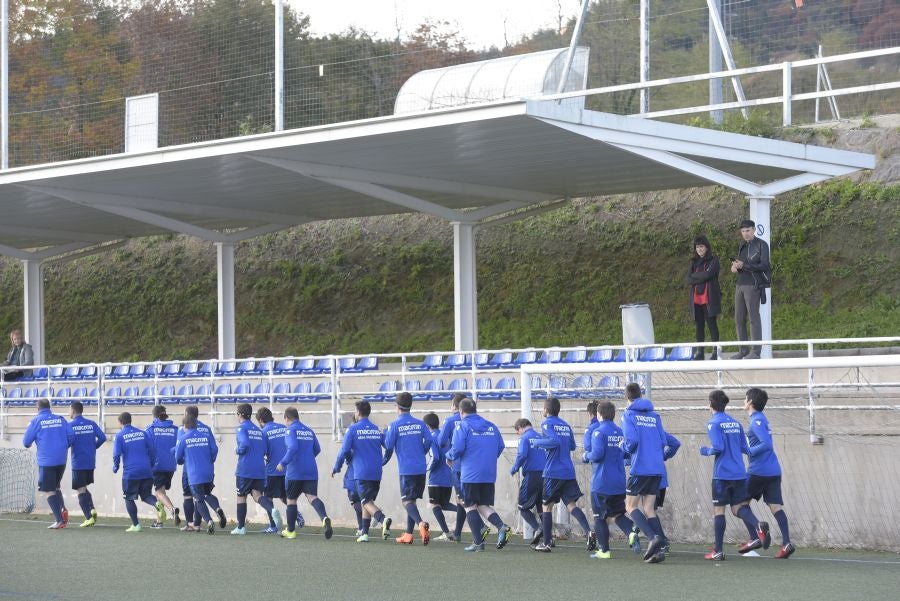 El equipo de la Real de la Liga Genuine lucen la equipación durante los entrenamientos. El buen humor y las ganas también acompañan a los jugadores. 