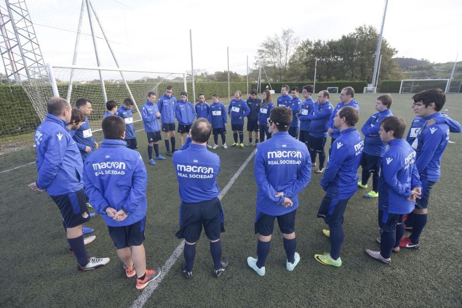 El equipo de la Real de la Liga Genuine lucen la equipación durante los entrenamientos. El buen humor y las ganas también acompañan a los jugadores. 