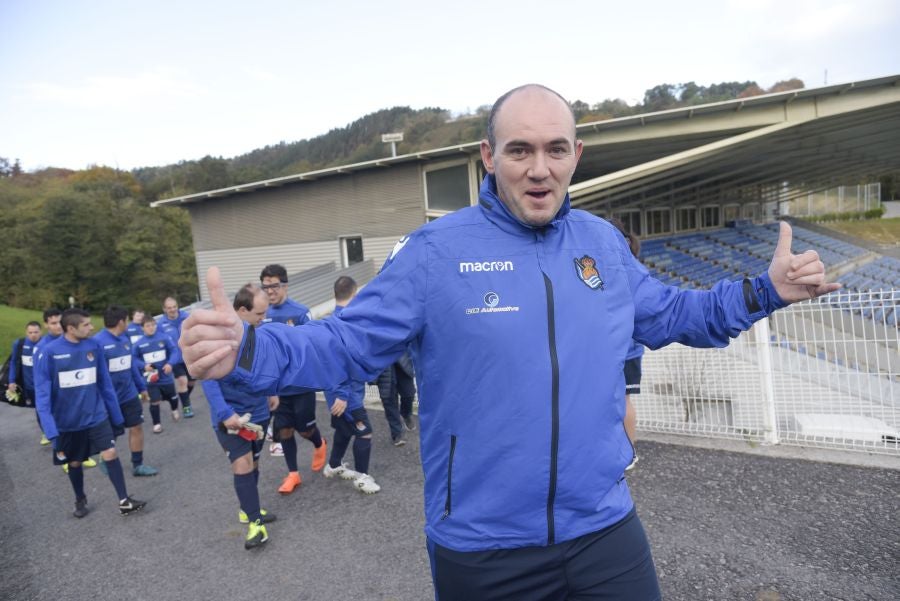El equipo de la Real de la Liga Genuine lucen la equipación durante los entrenamientos. El buen humor y las ganas también acompañan a los jugadores. 