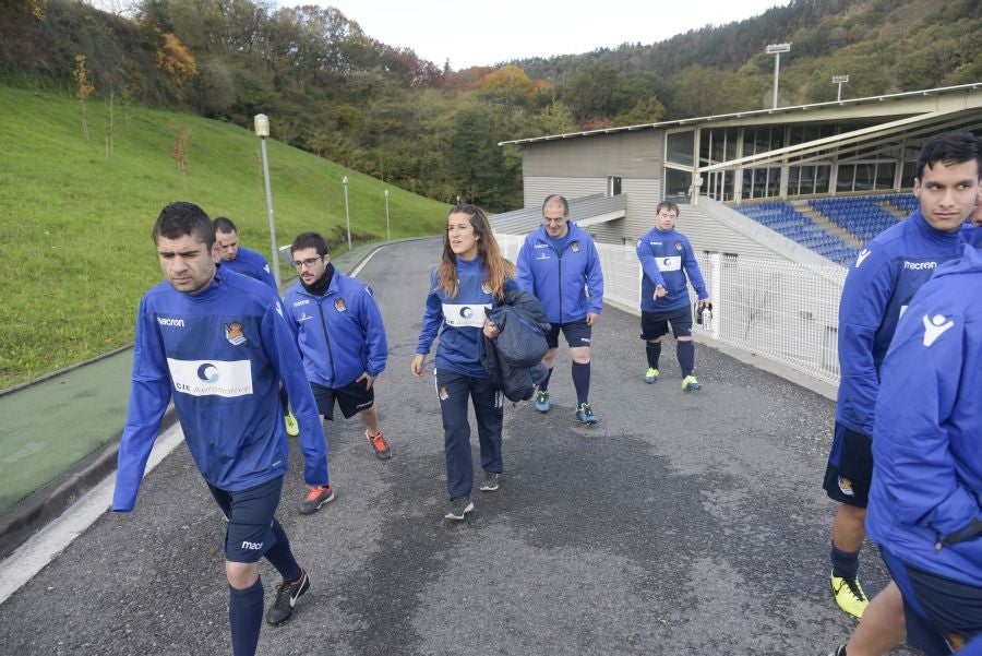 El equipo de la Real de la Liga Genuine lucen la equipación durante los entrenamientos. El buen humor y las ganas también acompañan a los jugadores. 