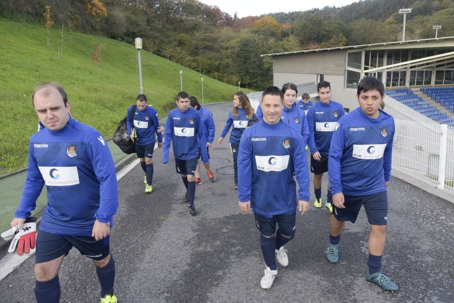El equipo de la Real de la Liga Genuine lucen la equipación durante los entrenamientos. El buen humor y las ganas también acompañan a los jugadores. 