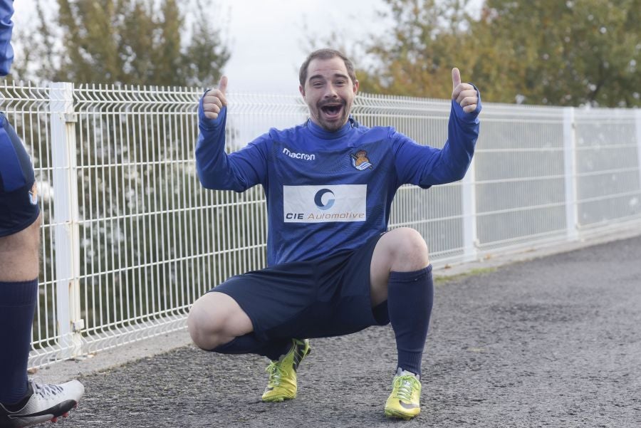 El equipo de la Real de la Liga Genuine lucen la equipación durante los entrenamientos. El buen humor y las ganas también acompañan a los jugadores. 