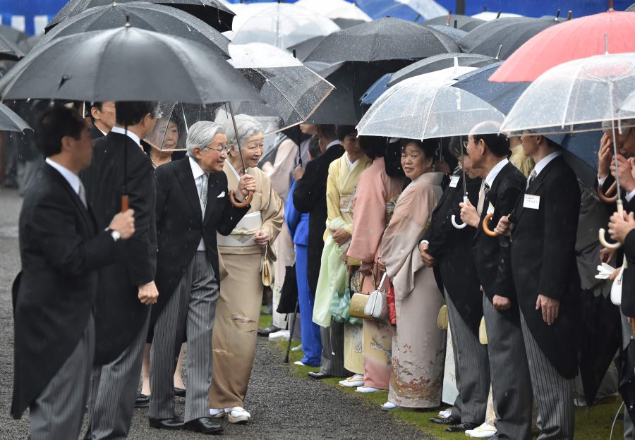 El emperador Akihito de Japón ha sido el anfitrión de su última recepción en el jardín imperal del Palacio Akasaka. El emperador ya ha anunciado su intención de abdicar el año que viene. 