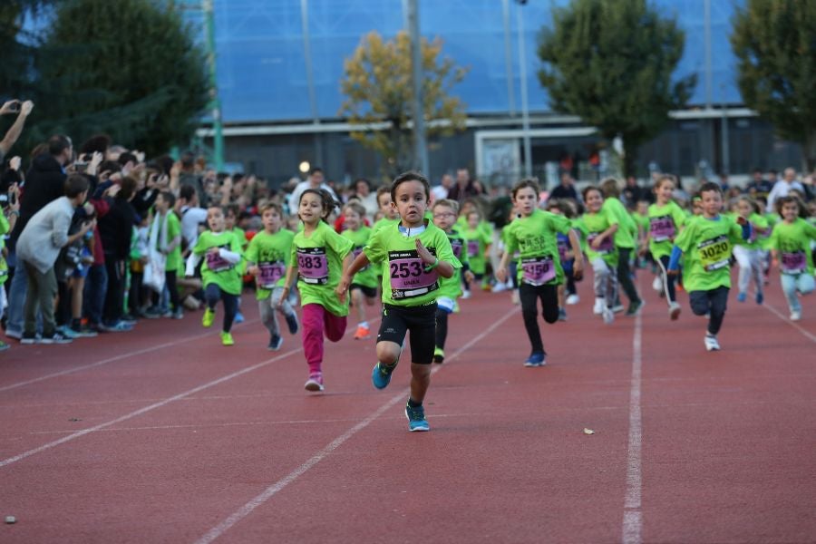 Los más pequeños han sido los protagonistas de este sábado al inaugurar la Behobia Txiki, y batir record de asistencia. 