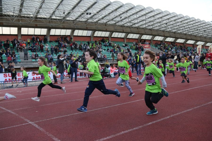 Los más pequeños han sido los protagonistas de este sábado al inaugurar la Behobia Txiki, y batir record de asistencia. 
