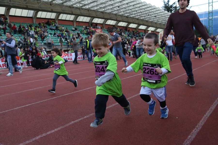 Los más pequeños han sido los protagonistas de este sábado al inaugurar la Behobia Txiki, y batir record de asistencia. 