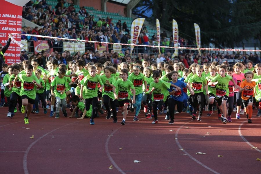 Los más pequeños han sido los protagonistas de este sábado al inaugurar la Behobia Txiki, y batir record de asistencia. 