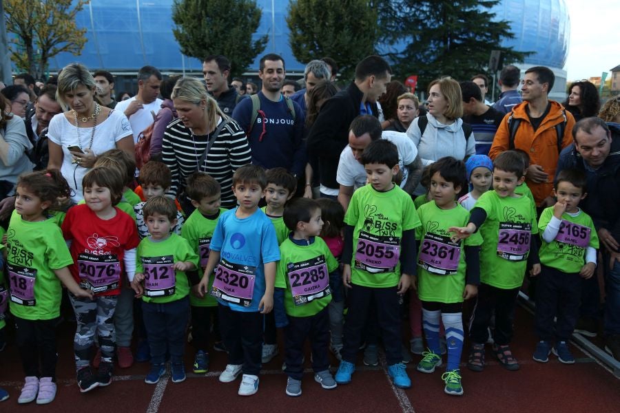 Los más pequeños han sido los protagonistas de este sábado al inaugurar la Behobia Txiki, y batir record de asistencia. 