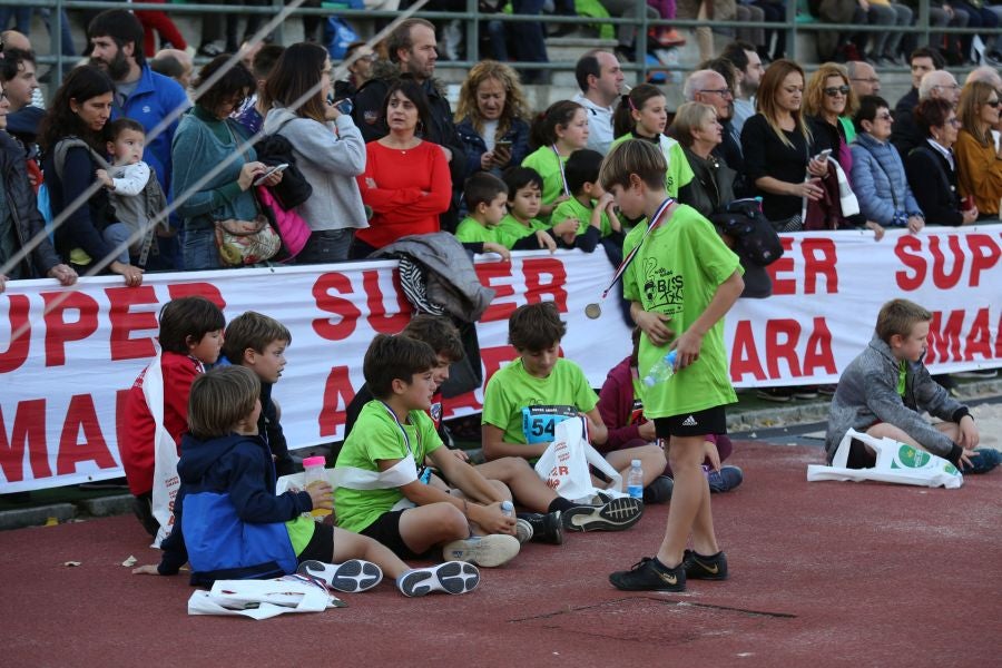Los más pequeños han sido los protagonistas de este sábado al inaugurar la Behobia Txiki, y batir record de asistencia. 