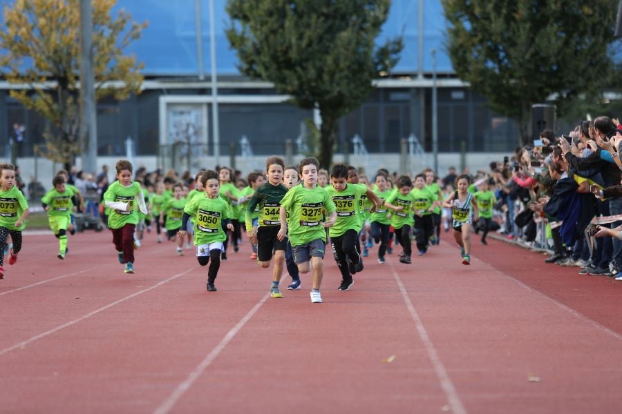 Los más pequeños han sido los protagonistas de este sábado al inaugurar la Behobia Txiki, y batir record de asistencia. 
