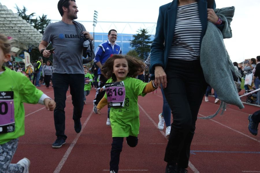 Los más pequeños han sido los protagonistas de este sábado al inaugurar la Behobia Txiki, y batir record de asistencia. 