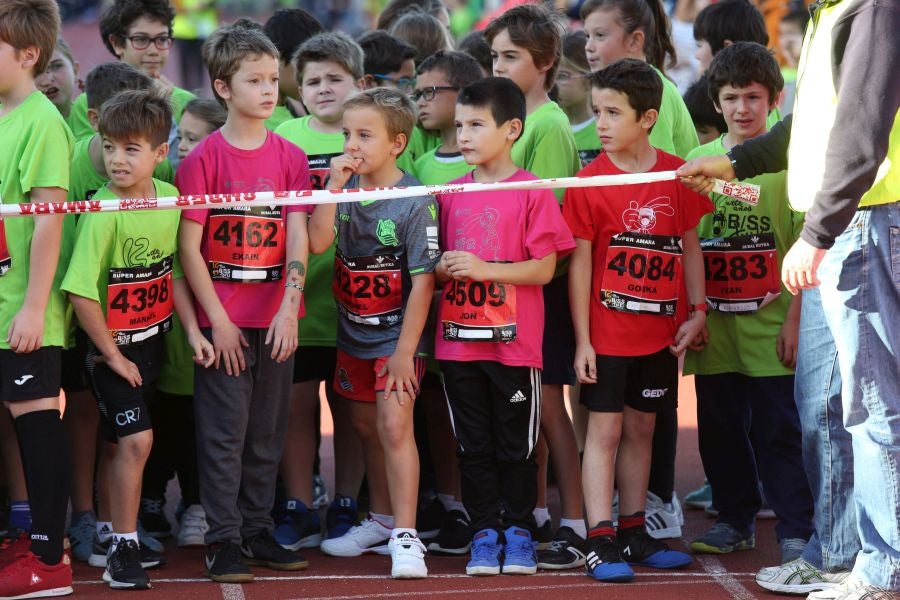 Los más pequeños han sido los protagonistas de este sábado al inaugurar la Behobia Txiki, y batir record de asistencia. 