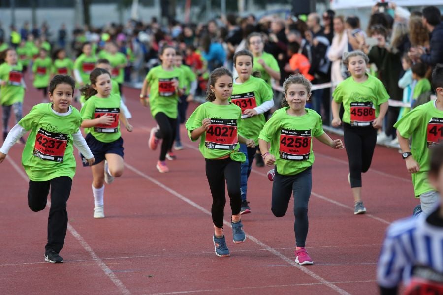 Los más pequeños han sido los protagonistas de este sábado al inaugurar la Behobia Txiki, y batir record de asistencia. 