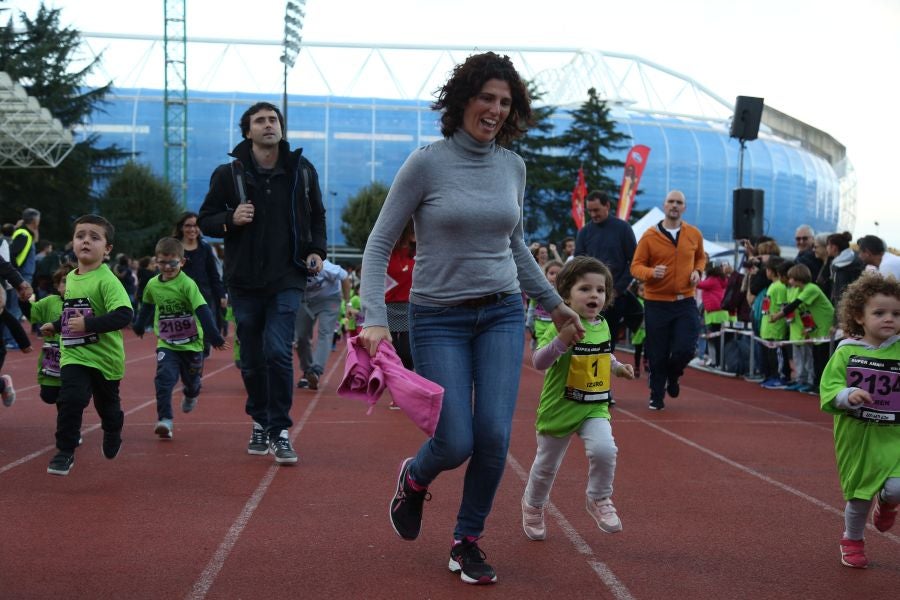 Los más pequeños han sido los protagonistas de este sábado al inaugurar la Behobia Txiki, y batir record de asistencia. 