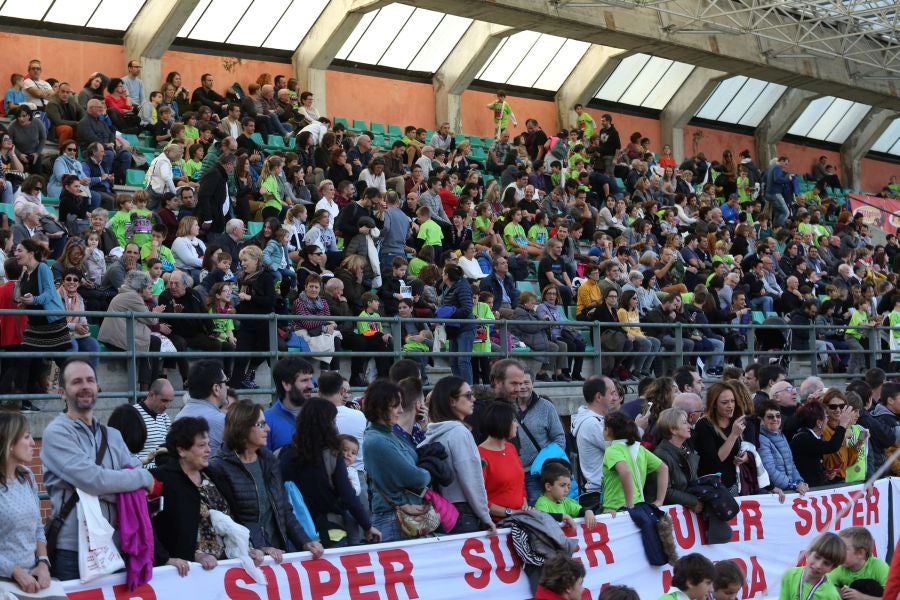 Los más pequeños han sido los protagonistas de este sábado al inaugurar la Behobia Txiki, y batir record de asistencia. 