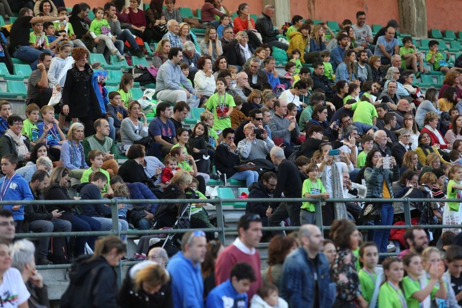 Los más pequeños han sido los protagonistas de este sábado al inaugurar la Behobia Txiki, y batir record de asistencia. 