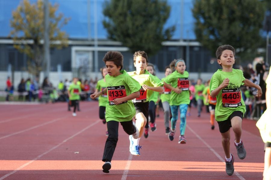 Los más pequeños han sido los protagonistas de este sábado al inaugurar la Behobia Txiki, y batir record de asistencia. 
