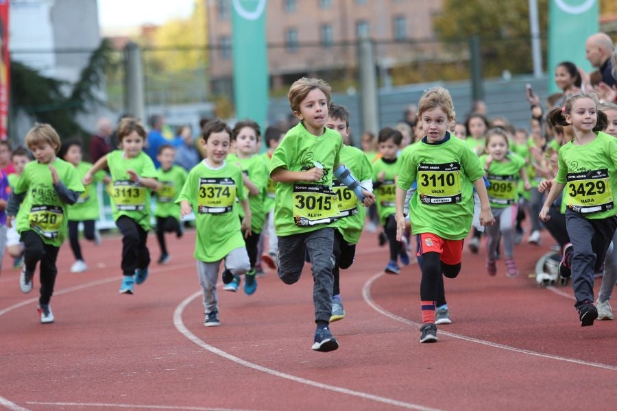 Los más pequeños han sido los protagonistas de este sábado al inaugurar la Behobia Txiki, y batir record de asistencia. 