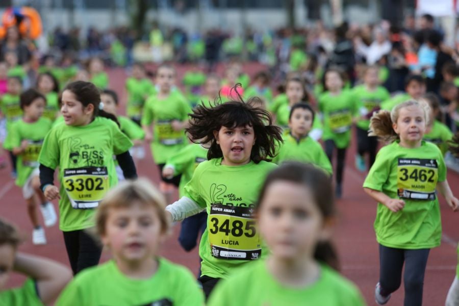Los más pequeños han sido los protagonistas de este sábado al inaugurar la Behobia Txiki, y batir record de asistencia. 