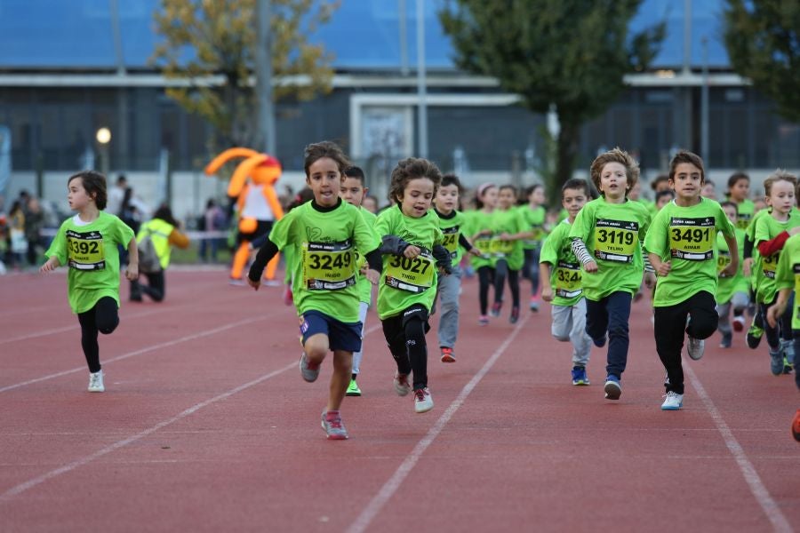 Los más pequeños han sido los protagonistas de este sábado al inaugurar la Behobia Txiki, y batir record de asistencia. 