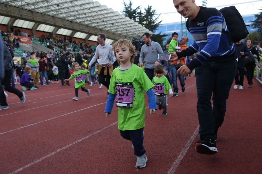 Los más pequeños han sido los protagonistas de este sábado al inaugurar la Behobia Txiki, y batir record de asistencia. 
