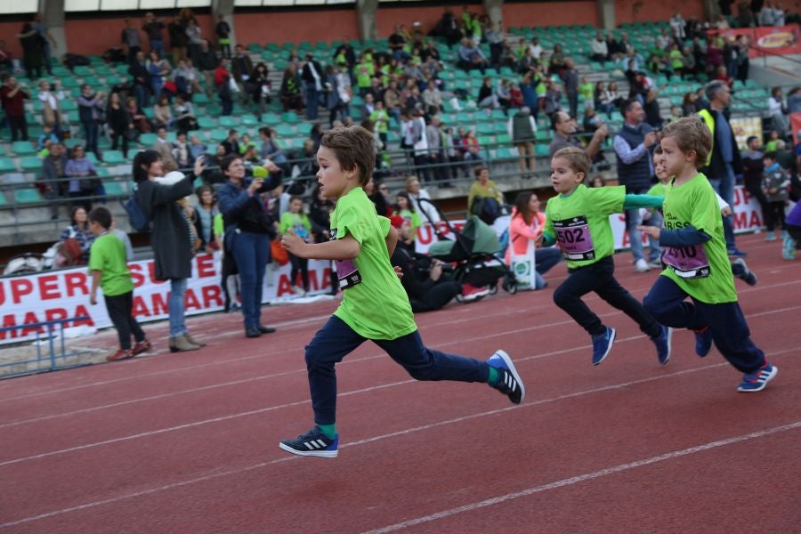 Los más pequeños han sido los protagonistas de este sábado al inaugurar la Behobia Txiki, y batir record de asistencia. 