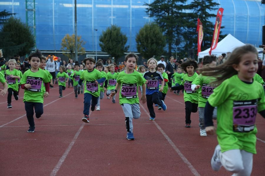 Los más pequeños han sido los protagonistas de este sábado al inaugurar la Behobia Txiki, y batir record de asistencia. 