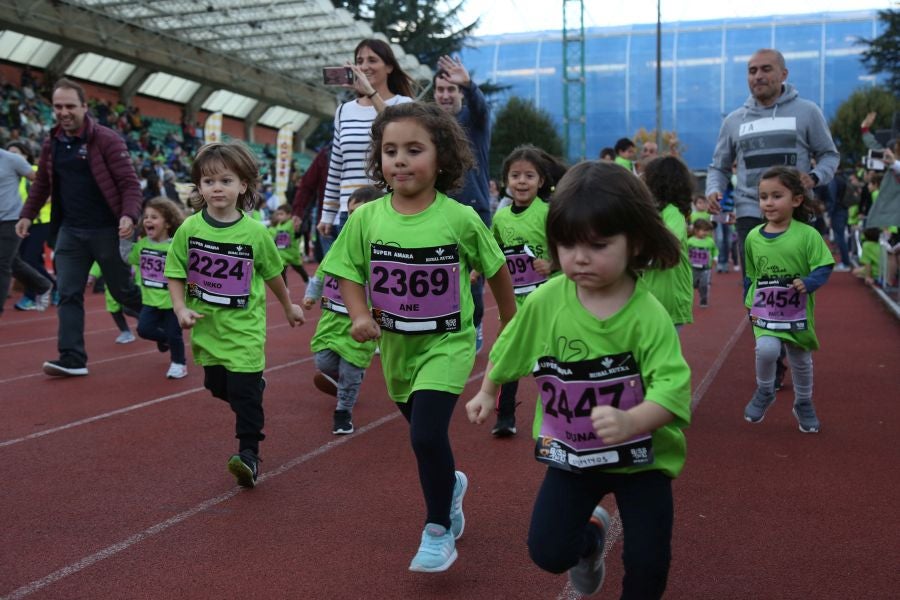 Los más pequeños han sido los protagonistas de este sábado al inaugurar la Behobia Txiki, y batir record de asistencia. 
