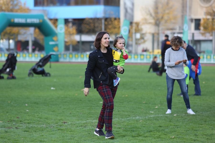 Los más pequeños han sido los protagonistas de este sábado al inaugurar la Behobia Txiki, y batir record de asistencia. 