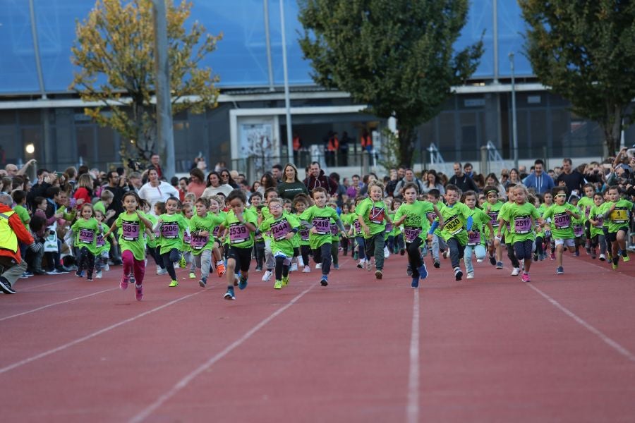 Los más pequeños han sido los protagonistas de este sábado al inaugurar la Behobia Txiki, y batir record de asistencia. 