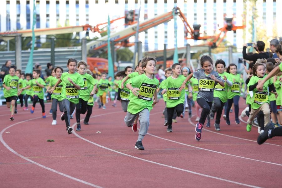 Los más pequeños han sido los protagonistas de este sábado al inaugurar la Behobia Txiki, y batir record de asistencia. 