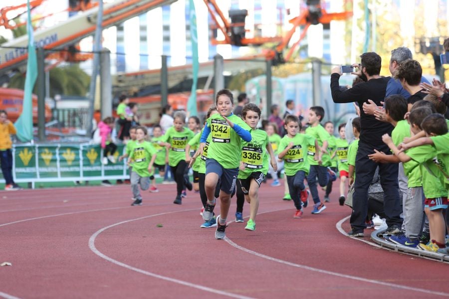 Los más pequeños han sido los protagonistas de este sábado al inaugurar la Behobia Txiki, y batir record de asistencia. 