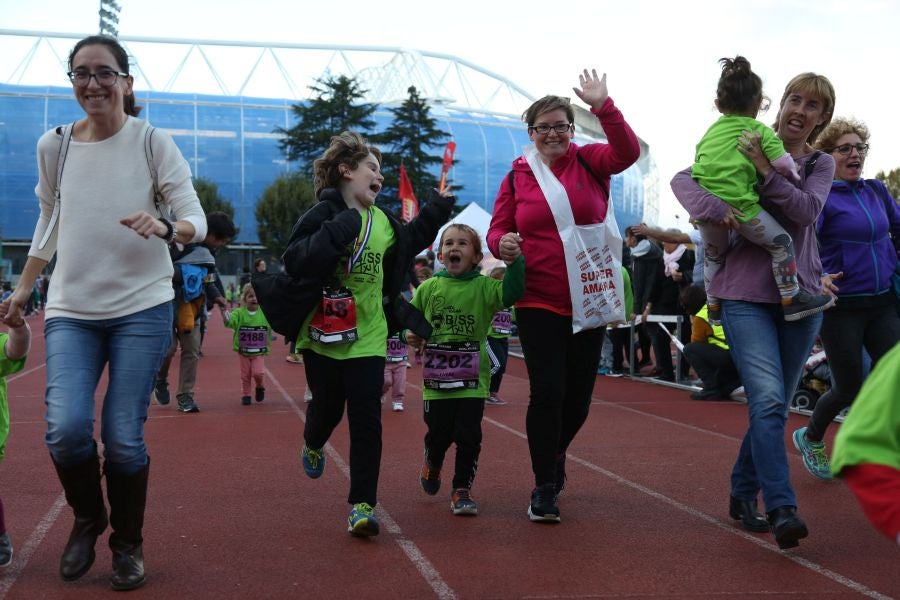 Los más pequeños han sido los protagonistas de este sábado al inaugurar la Behobia Txiki, y batir record de asistencia. 
