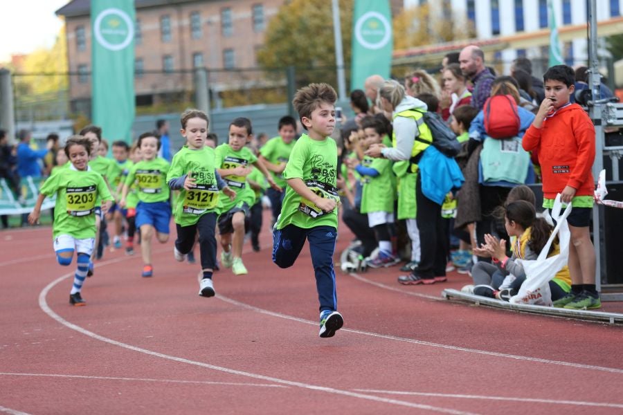 Los más pequeños han sido los protagonistas de este sábado al inaugurar la Behobia Txiki, y batir record de asistencia. 