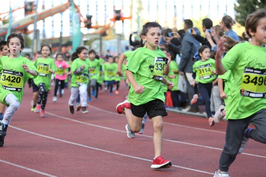 Los más pequeños han sido los protagonistas de este sábado al inaugurar la Behobia Txiki, y batir record de asistencia. 
