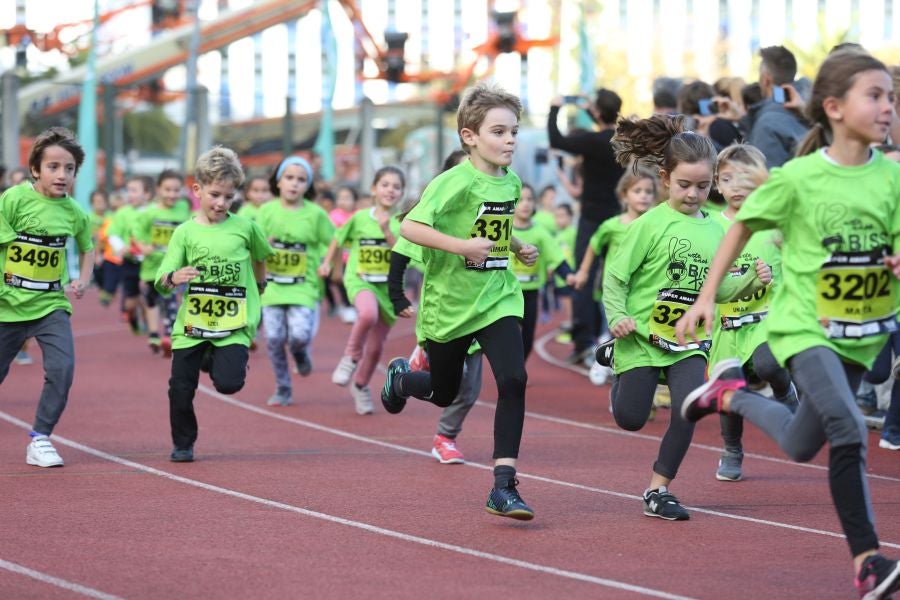 Los más pequeños han sido los protagonistas de este sábado al inaugurar la Behobia Txiki, y batir record de asistencia. 